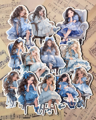 Lot de jolies petites filles assises sur une chaise en bleu layette pour tenir un journal | Scrapbooking | Artisanat | Créations manuelles •