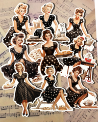 Ensemble de femmes au foyer vintage faisant des travaux ménagers, du scrapbooking et des travaux manuels•